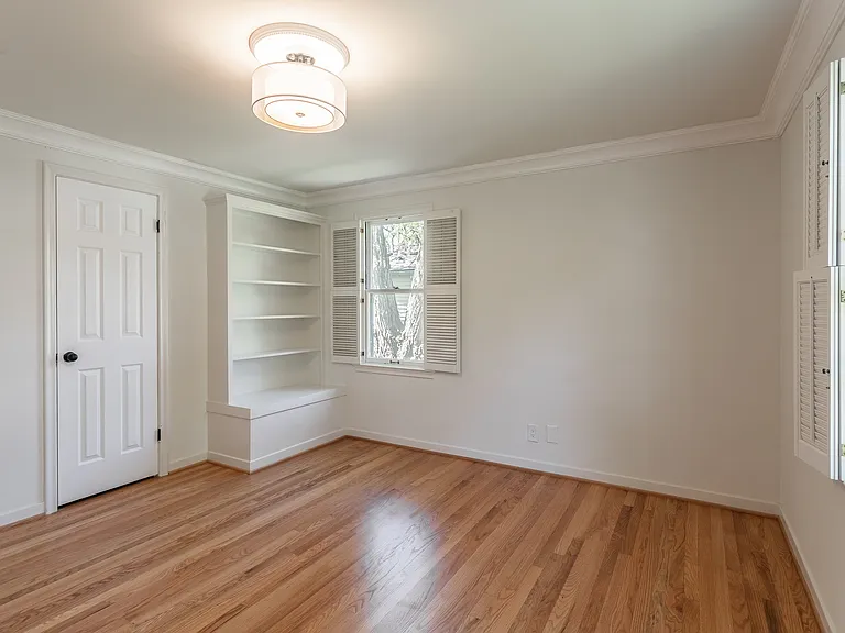 906 Putney St — Photo 34