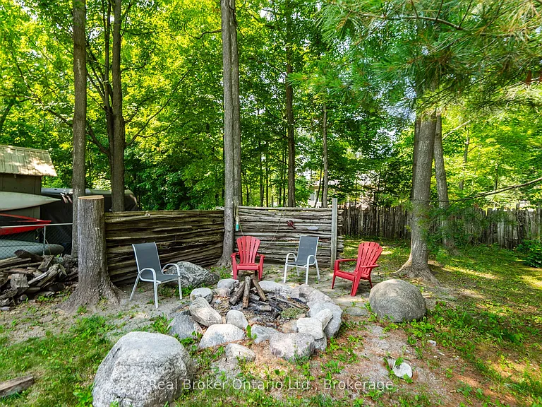 16 Mundy Ave — Photo 24