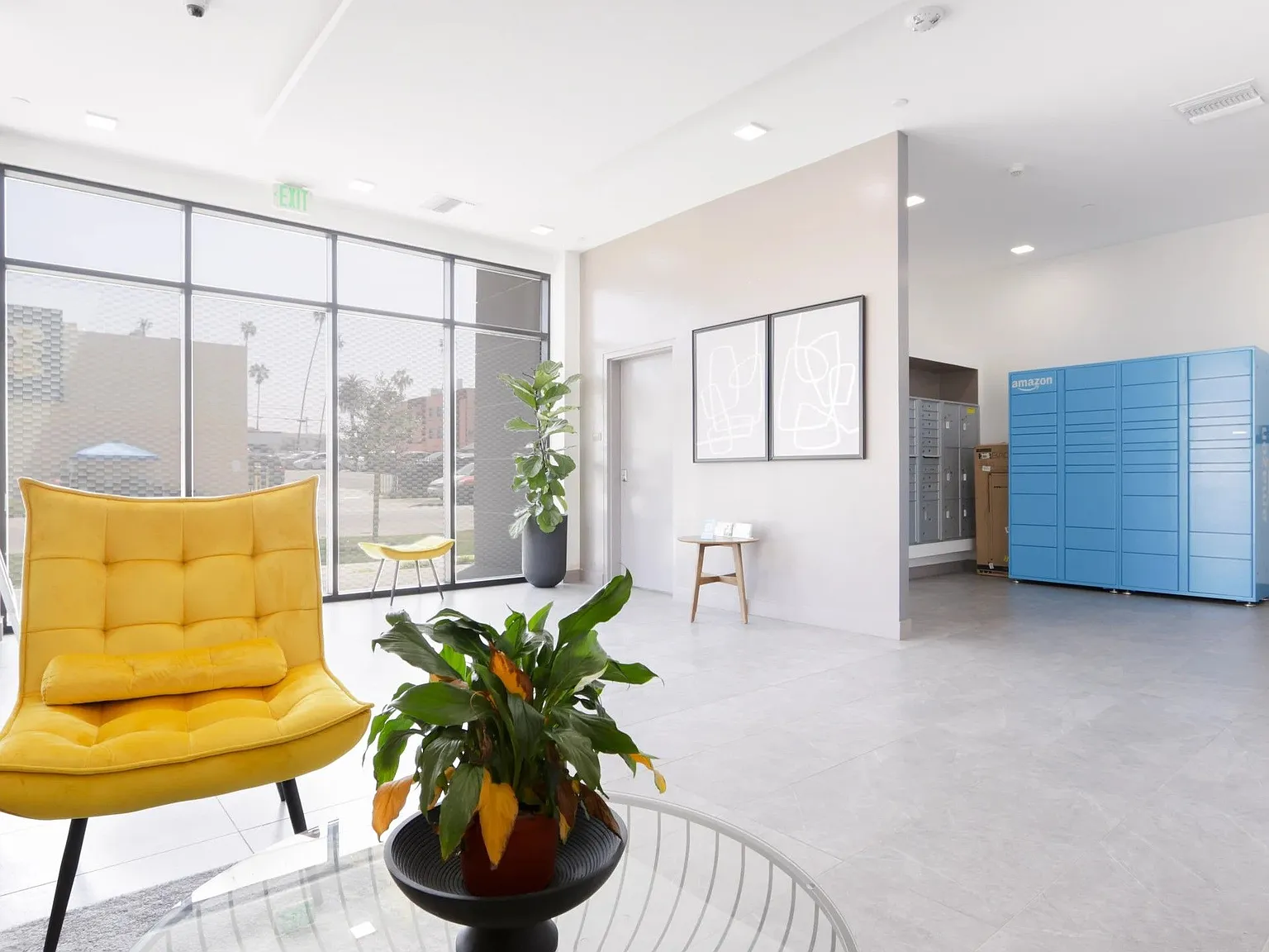 4660 Melrose — Photo 2