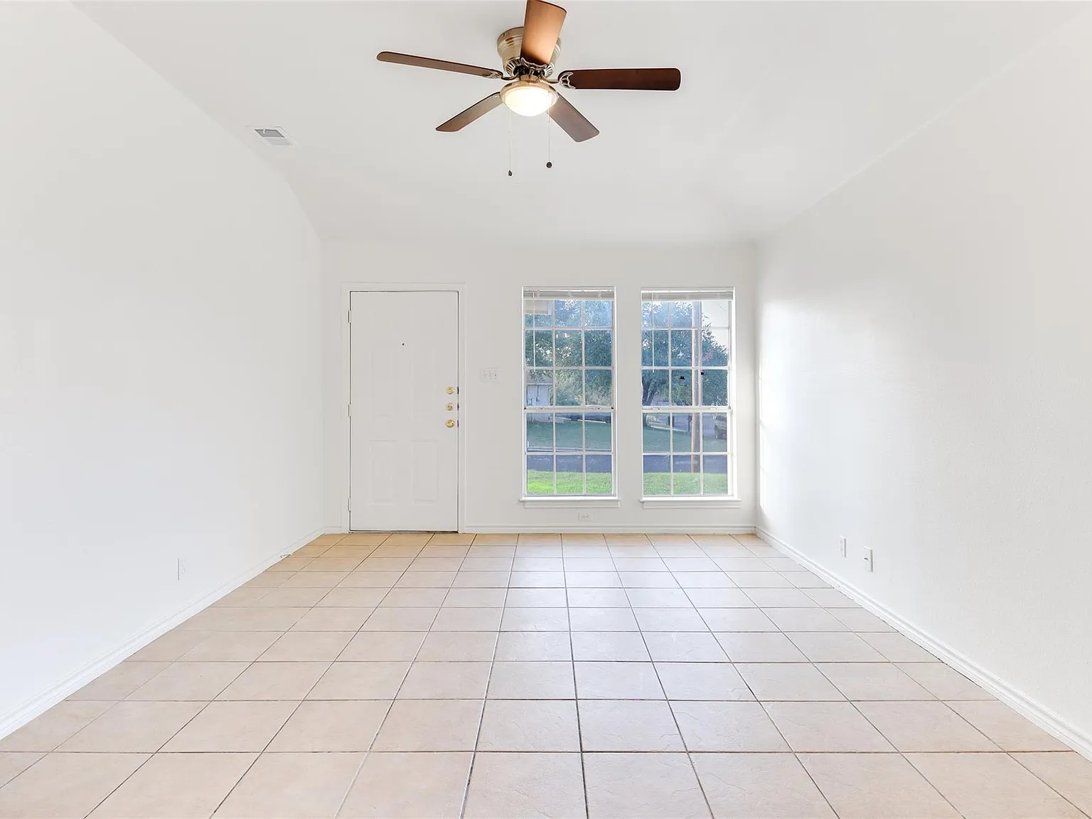 3 bed, 2.0 bath, 1009 sqft, $1,395 — Photo 4