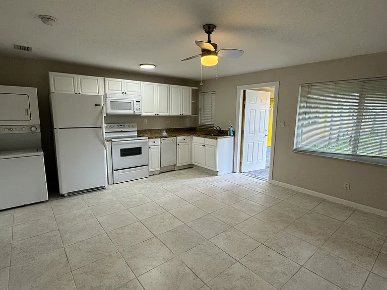 700 SW 15th Ave #6 — Photo 2