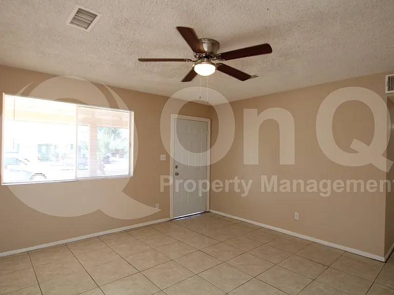 4312 E Burgess Ln — Photo 4