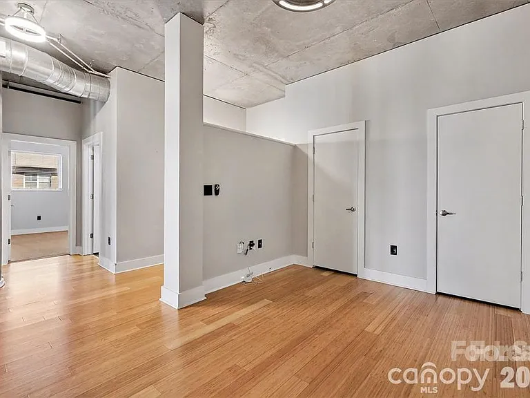 505 E 6th St #304 — Photo 7