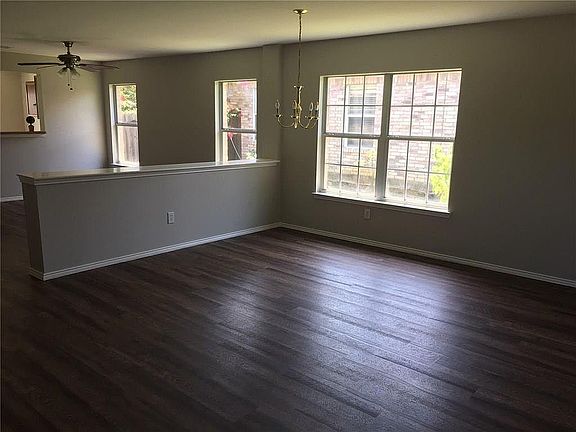 4th image of 904 Sussex Dr