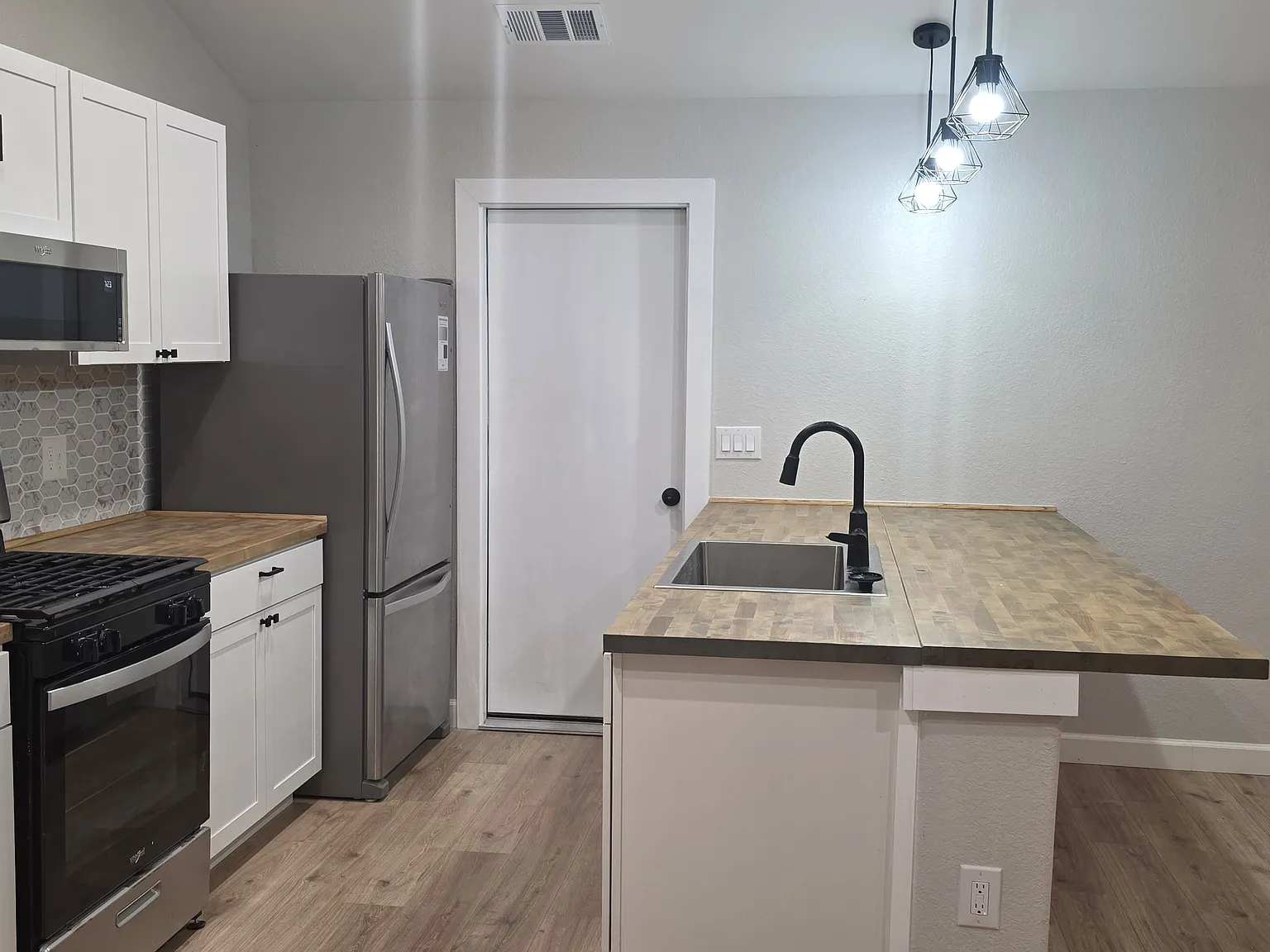 3 bed, 1107 sqft, $3,000 — Photo 3