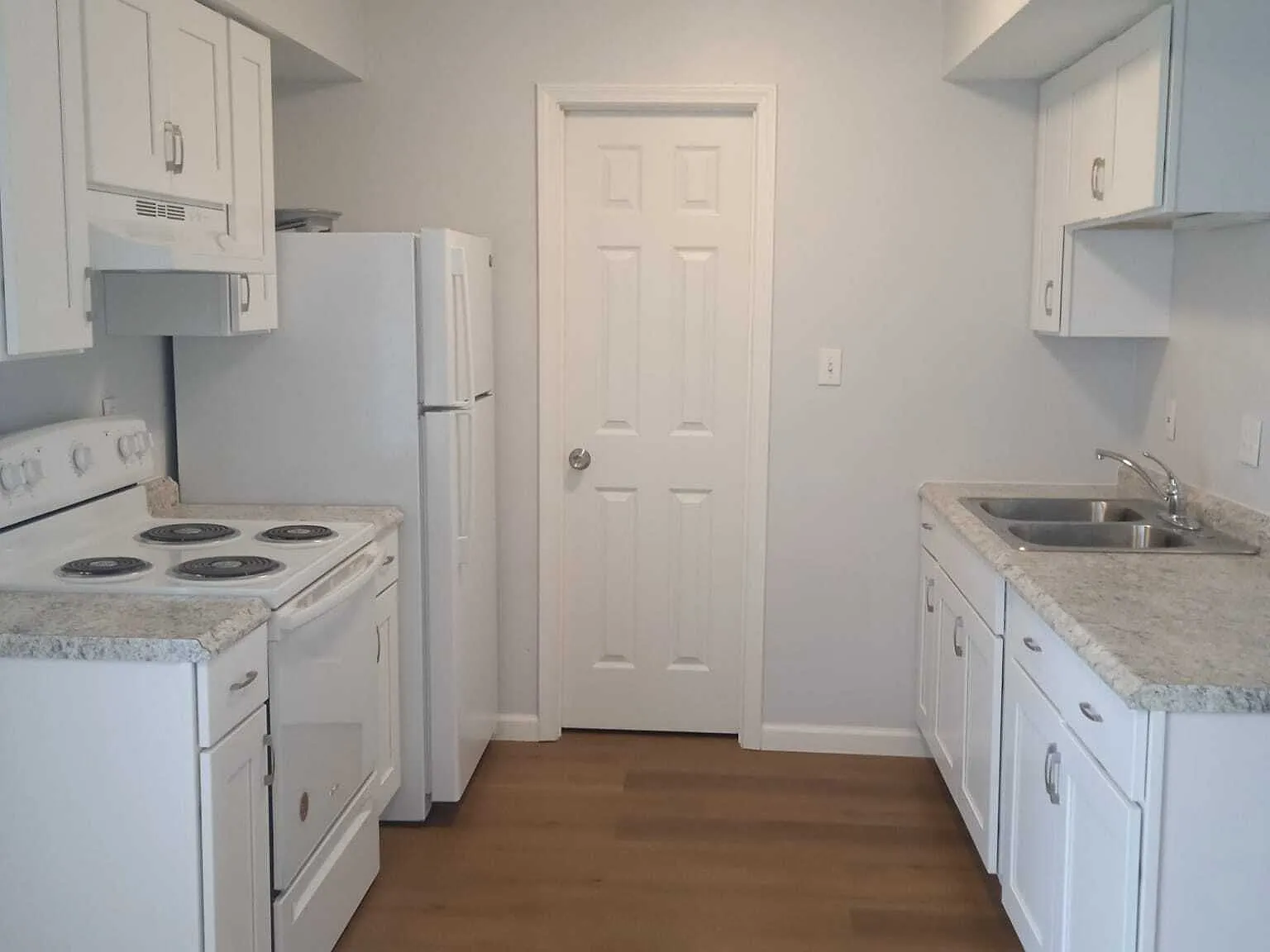 2821 Oxford Ln — Photo 3