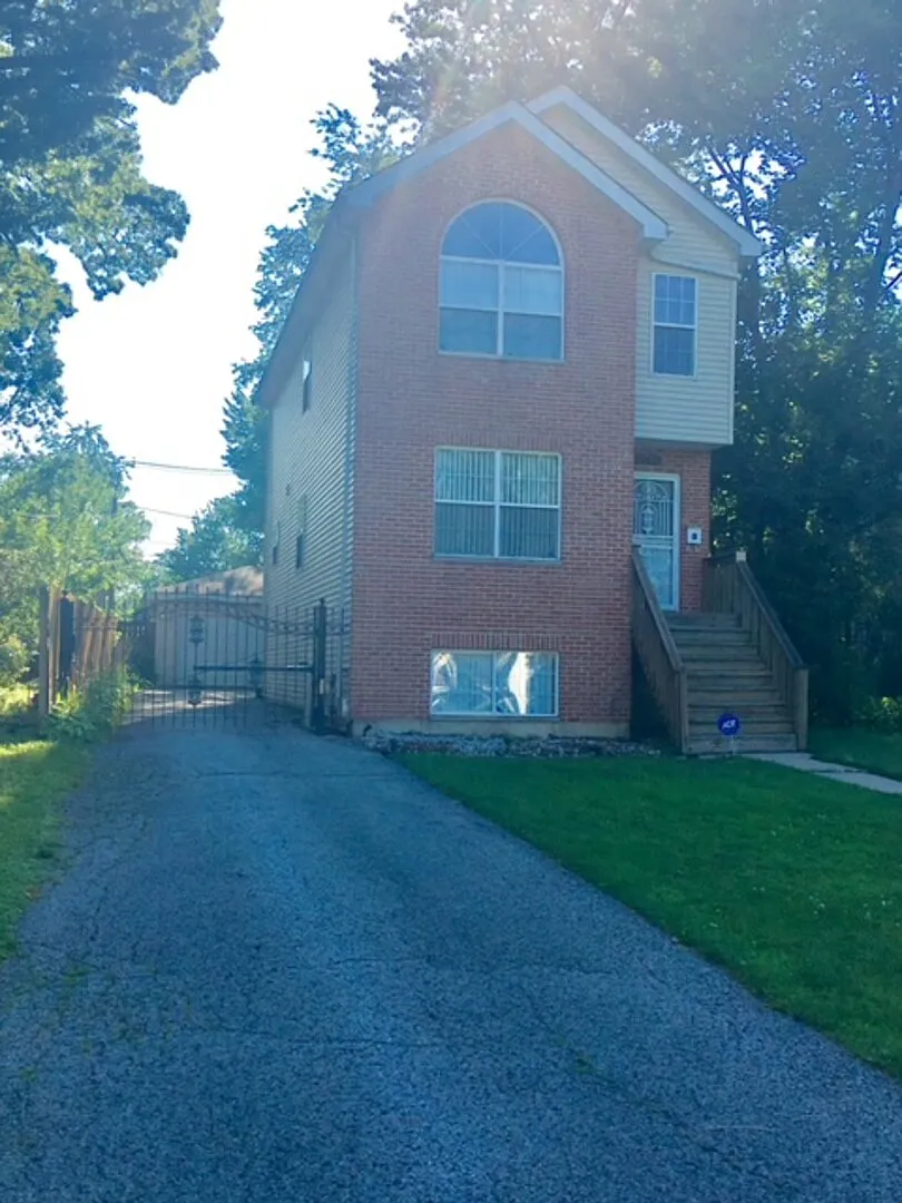 Beverly Area, Spacious and Comfortable Tri-level Home — Photo 1
