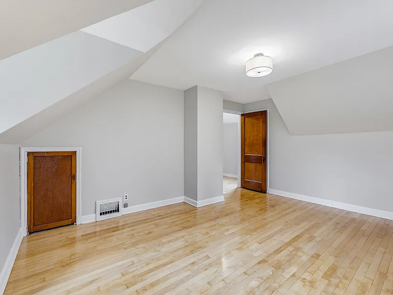 4340 S 112th St — Photo 16