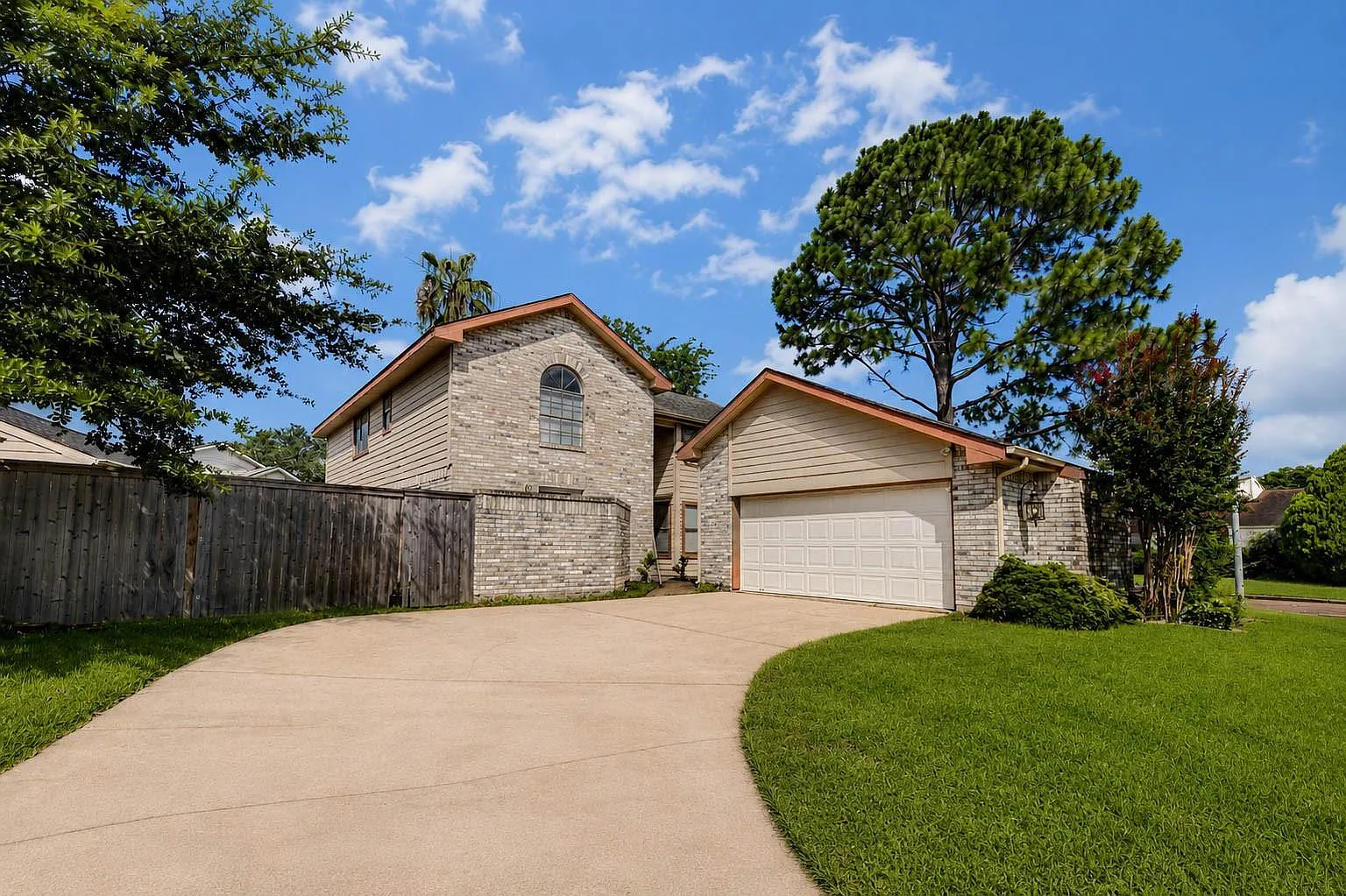 4 bed, 2.5 bath, 2514 sqft, $2,495 — Photo 1