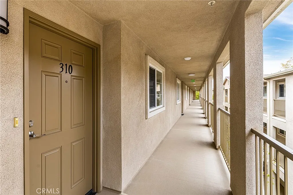3 bed, 1070 sqft, $3,400 — Photo 2
