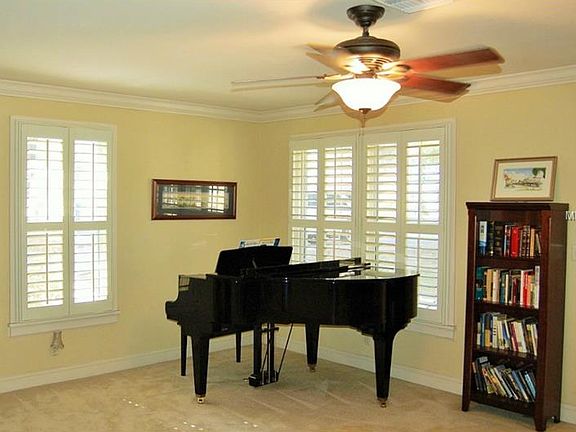 4th image of 332 Courtland Cir
