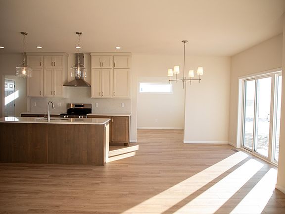5th image of 302 N Neuman Blvd