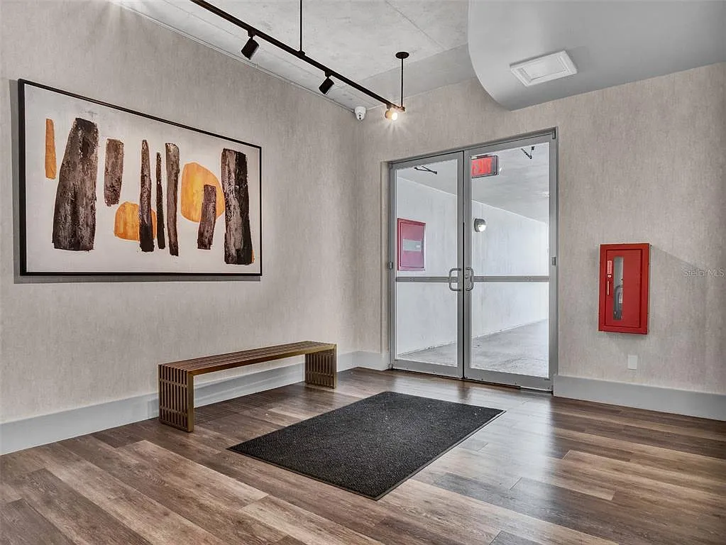 2 bed, 2.0 bath, 1320 sqft, $3,800 — Photo 2