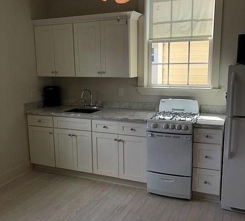 4th image of 1005 Adams St