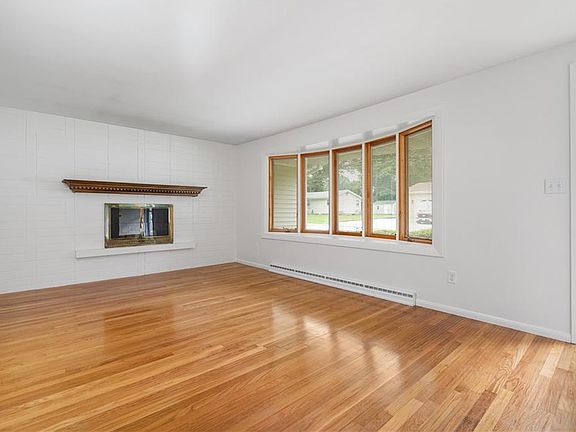 4th image of 44 Forestdale Dr