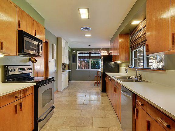 Gorgeous galley kitchen