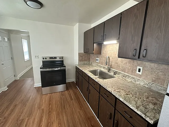 812 S 109th St — Photo 3