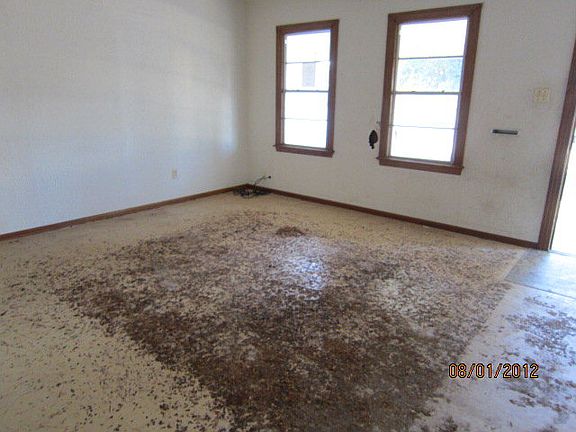 3rd image of 912 W 20th St