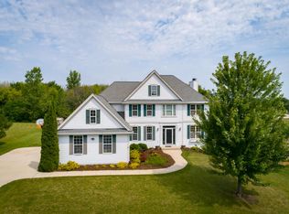 N54W16618 Ravenwood Dr, Menomonee Falls, WI 53051