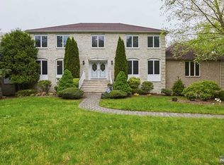 97 Helen Ct, Franklin Lakes, NJ 07417