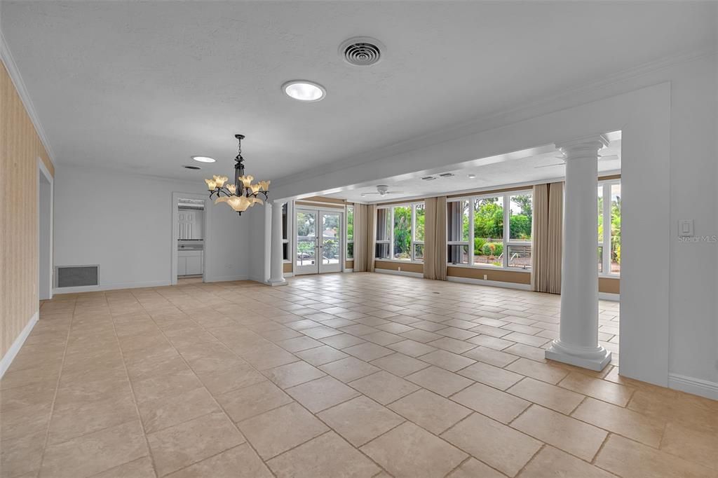 609 Laguna Dr, Venice, FL - More