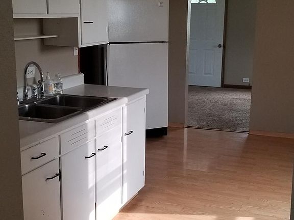 Nice kitchen with hardwood floor