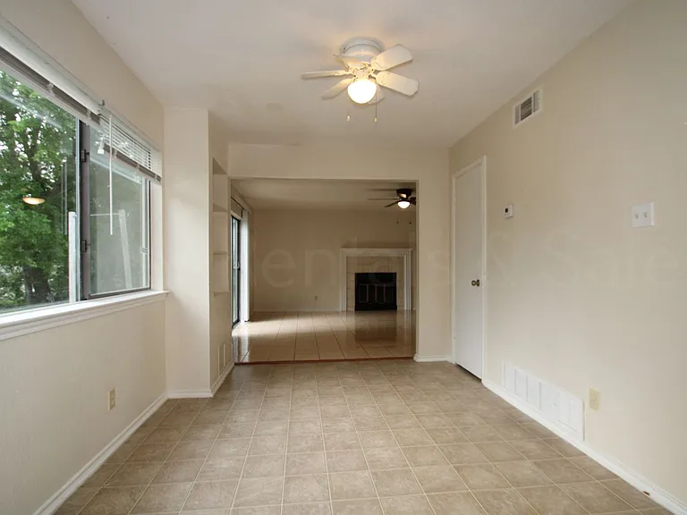 1112 Goodhue Dr — Photo 9