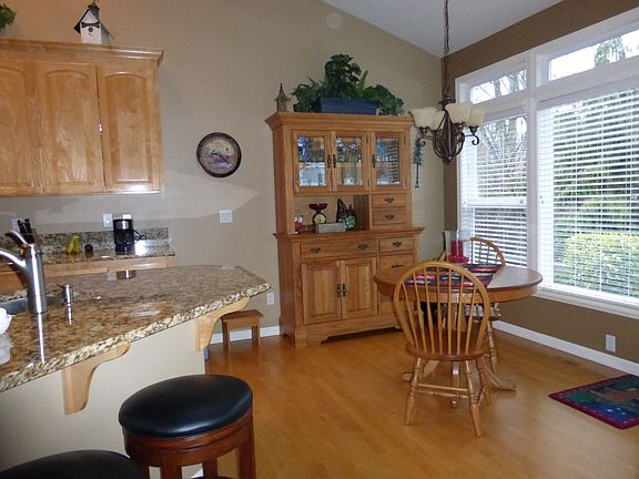 Breakfast Counter & Nook