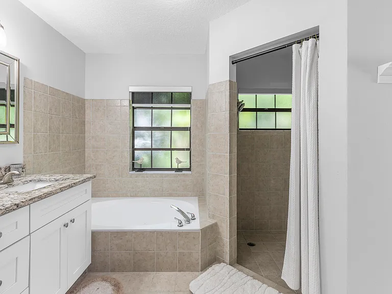 12715 Kingsway Rd — Photo 24