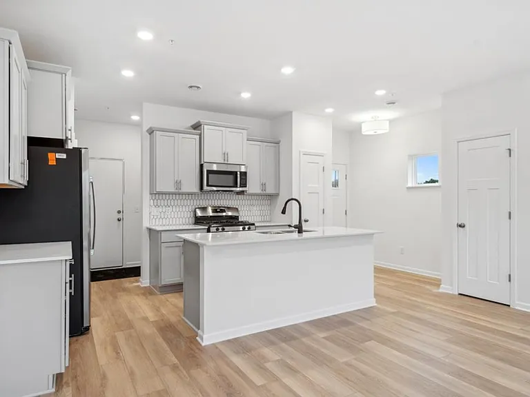 13644 Busch Ln — Photo 6