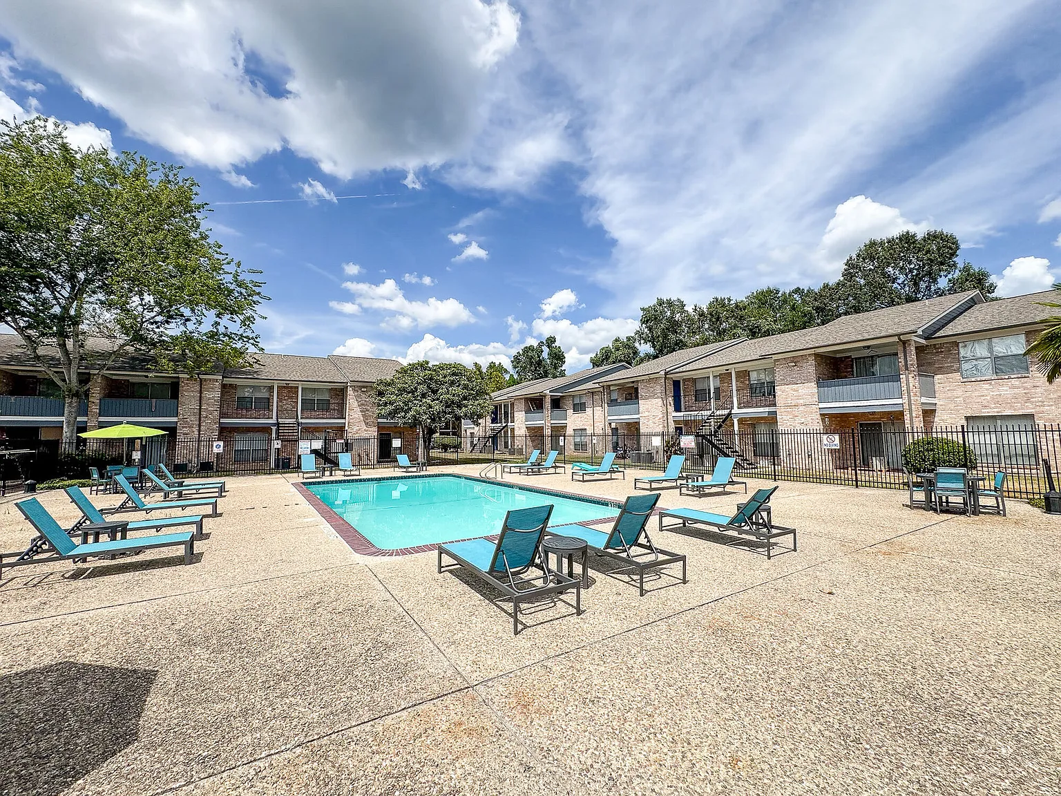 Brookhollow Apartments — Photo 1