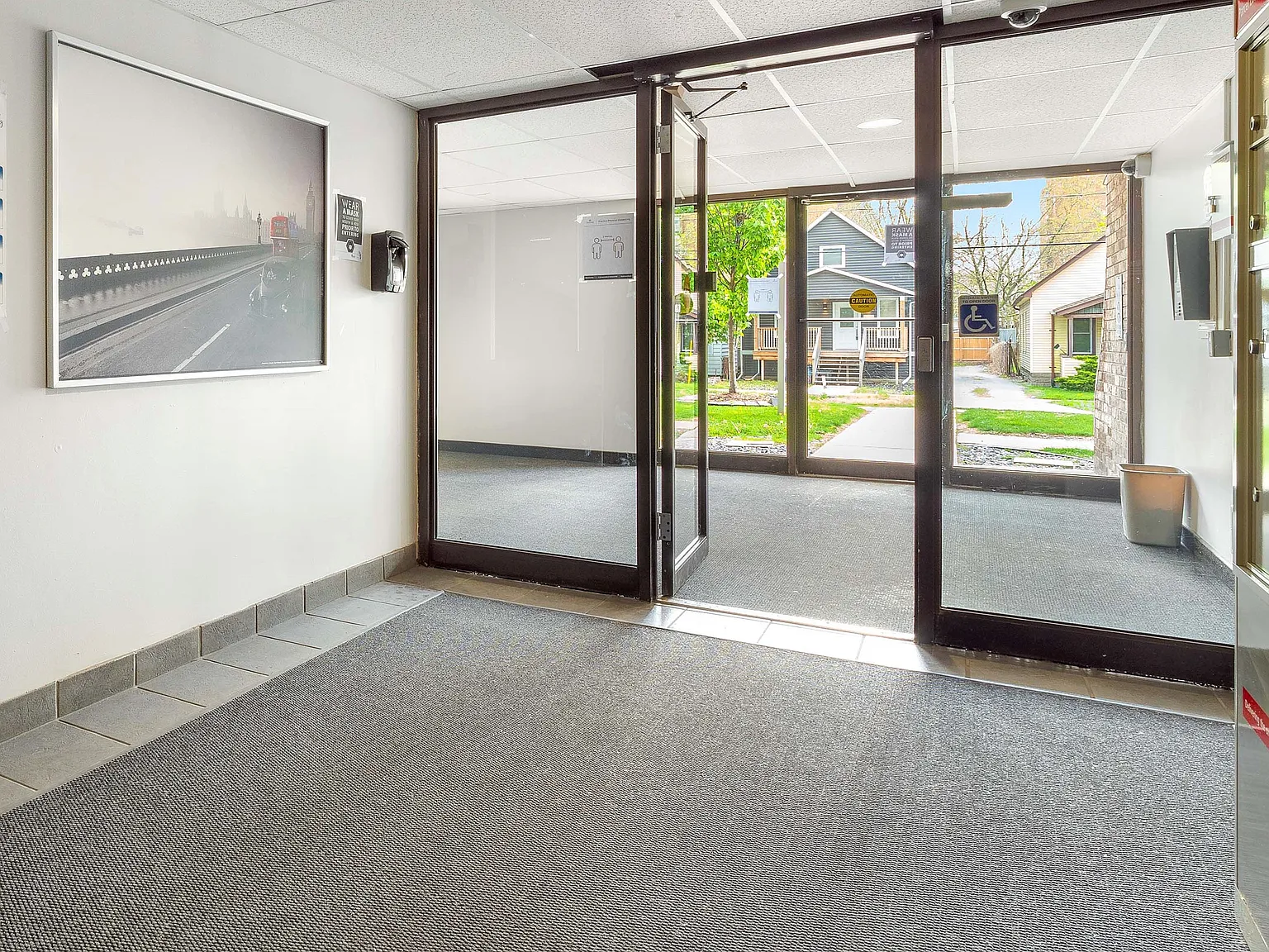 Sandilands Tower Apartments — Photo 4