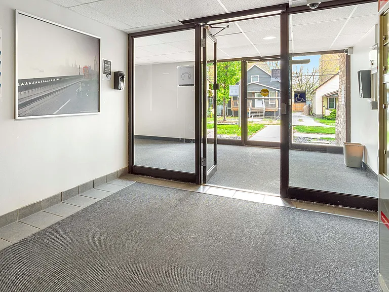 3160 Peter St — Photo 4