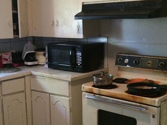 4th image of 2936 Desoto St