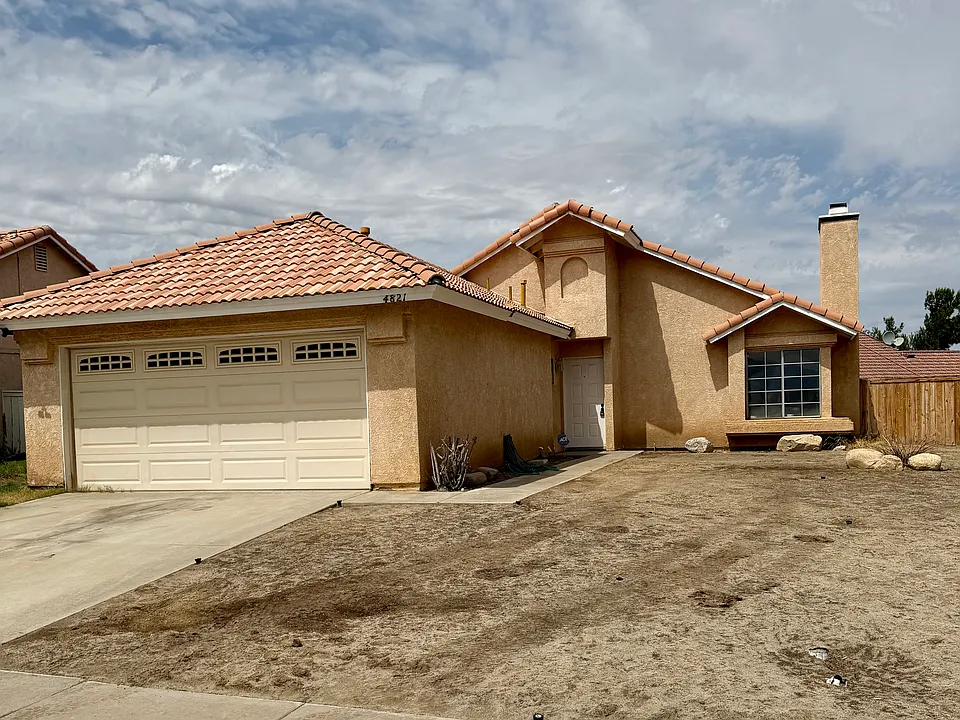 4821 E Essex Dr