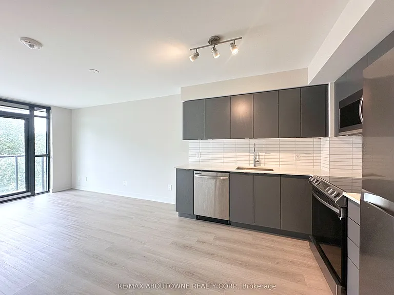 3385 Dundas St W #503 — Photo 4