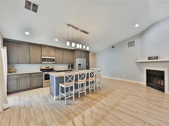 3rd image of 1505 W Crossbeam Cir