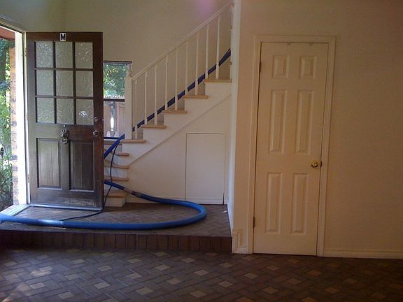 Great Foyer - Lots of light!