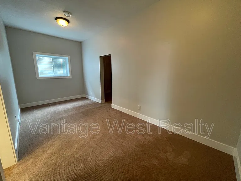 1414B Black Mountain Cres — Photo 13