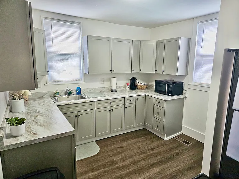 621 N Carver St — Photo 9