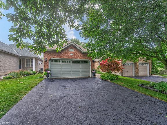 2nd image of 418 Sandbanks Cres