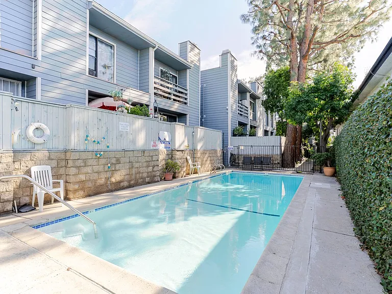 15113 Saticoy St #16 — Photo 20