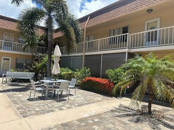 210 Park Blvd N APT 122, Venice, FL 34285