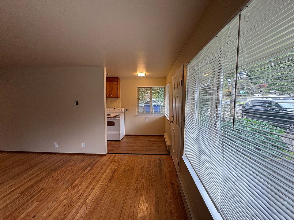 1st image of 7216 California Ave SW APT 6