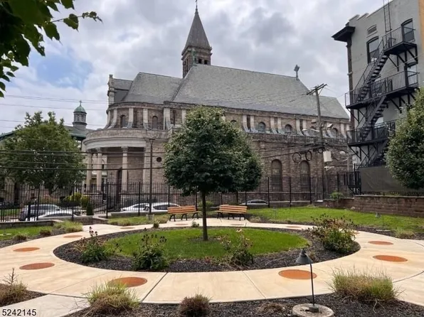 90 Clinton Ave #206, Newark, NJ 07114