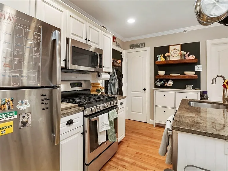 454 Hanover St #4 — Photo 8