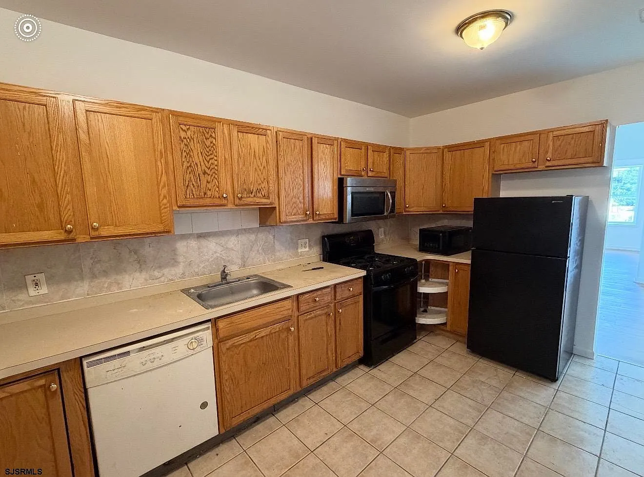 3 bed, 1.0 bath, $2,000 — Photo 2