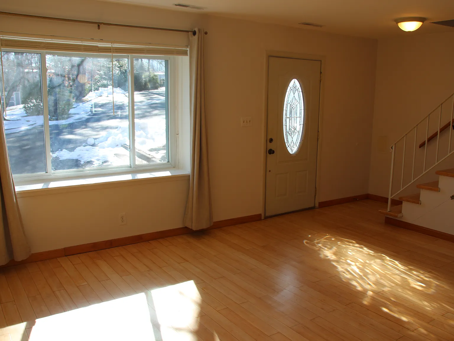 3 bed, 1.5 bath, 1280 sqft, $2,050 — Photo 2