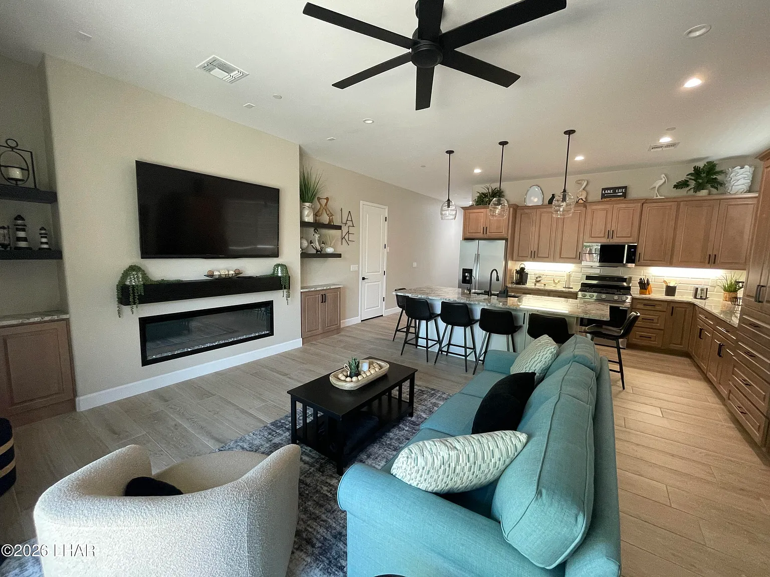 3 bed, 2.0 bath, 2100 sqft, $3,000 — Photo 2