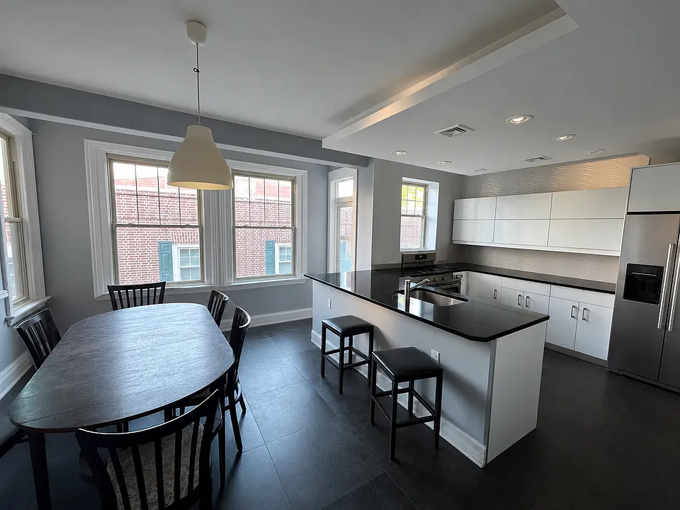 Open kitchen /dining room